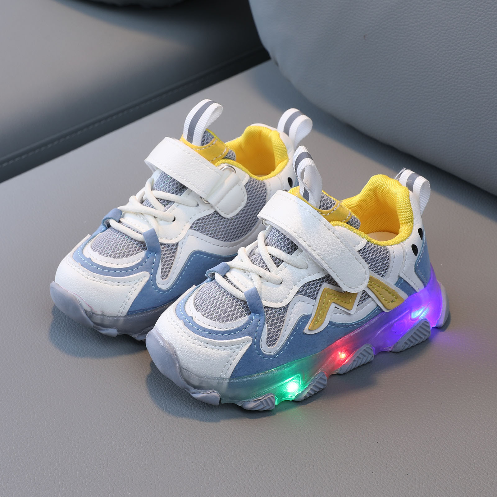 Avrntaa Kids Light Up Shoes - Toddler Girls Boys Breathable Led Flashing Sneakers